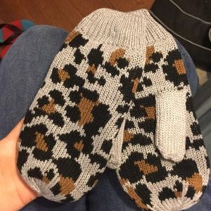 Gray leopard mittens BNWT